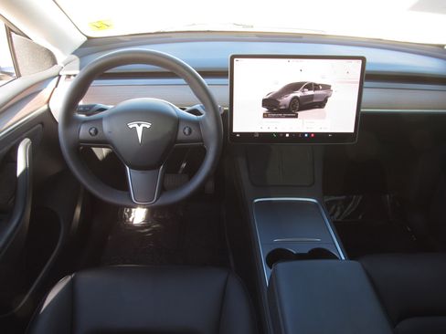 Used 2023 Tesla Model Y Long Range image 18