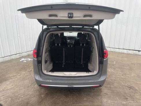 Used 2023 Chrysler Pacifica Limited FWD image 8