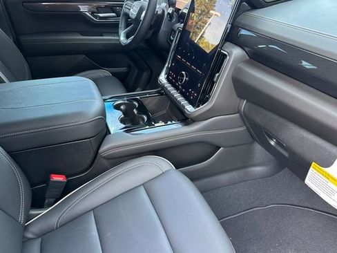 New 2025 GMC Yukon XL Elevation image 19