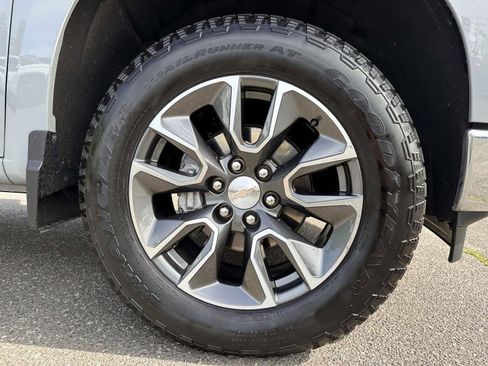 Used 2024 Chevrolet Silverado 1500 LT AWD/4WD image 6