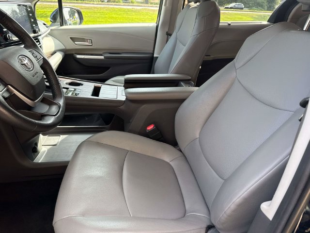 Used 2024 Toyota Sienna XLE FWD image 20
