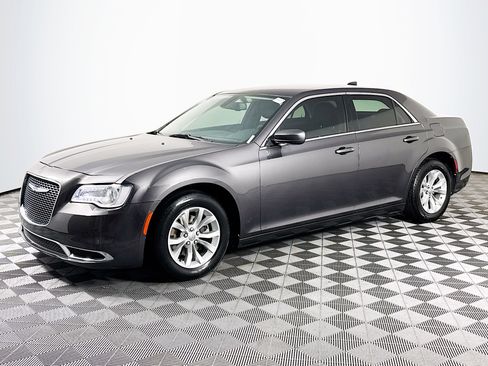 Used 2020 Chrysler 300 Touring RWD image 4