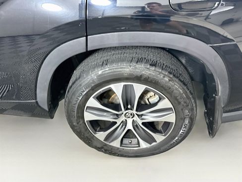 Used 2021 Toyota Highlander XLE FWD image 11