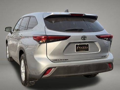 Used 2022 Toyota Highlander LE image 3