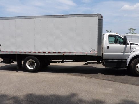 Used 2016 Ford F750 2WD Regular Cab Super Duty image 2