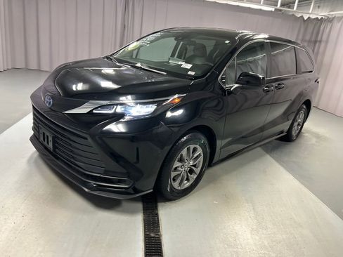 Used 2024 Toyota Sienna LE image 3
