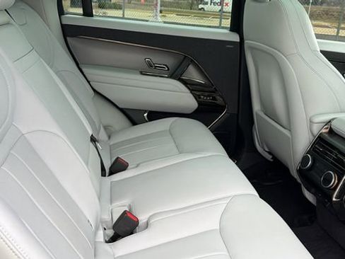 Used 2025 Land Rover Range Rover Sport SE image 32