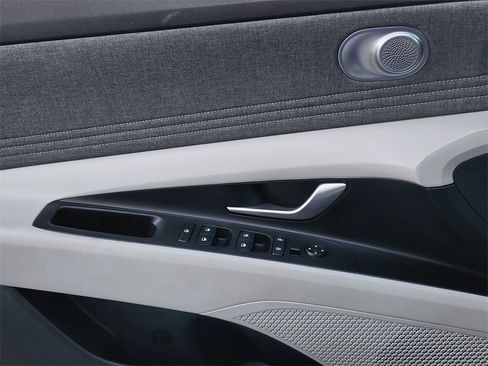 Used 2021 Hyundai Elantra Limited image 24