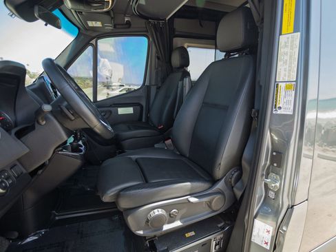 Used 2022 Mercedes-Benz Sprinter 2500 image 23