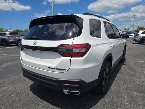 Certified 2025 Honda Pilot Black Edition image 4