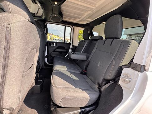 Used 2025 Jeep Wrangler Unlimited Sahara AWD/4WD image 16