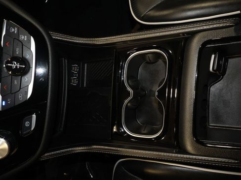 Used 2025 Chrysler Pacifica Limited FWD image 15