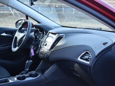 Used 2017 Chevrolet Cruze LT image 16