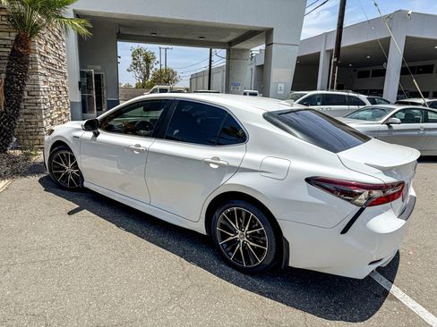 Used 2021 Toyota Camry SE w/ Audio Upgrade Package FWD image 4