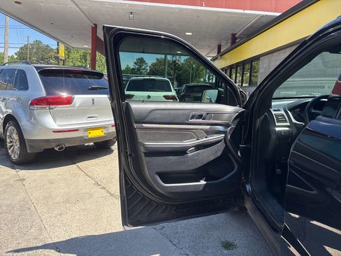 Used 2019 Ford Explorer XLT w/ Equipment Group 202A FWD image 8
