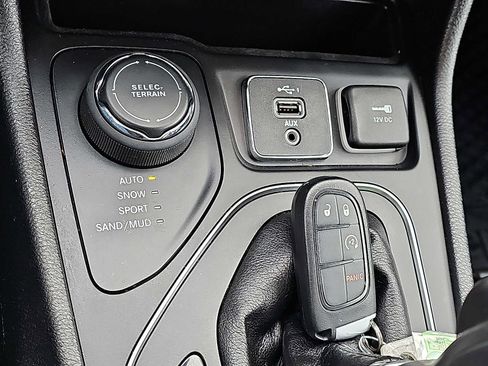 Used 2019 Jeep Cherokee Latitude Plus w/ Cold Weather Group image 23