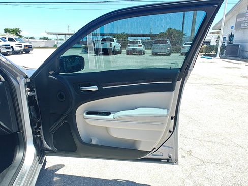 Used 2018 Chrysler 300 Limited RWD image 14
