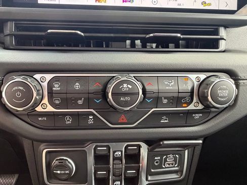 Used 2025 Jeep Wrangler Unlimited Sahara AWD/4WD image 25
