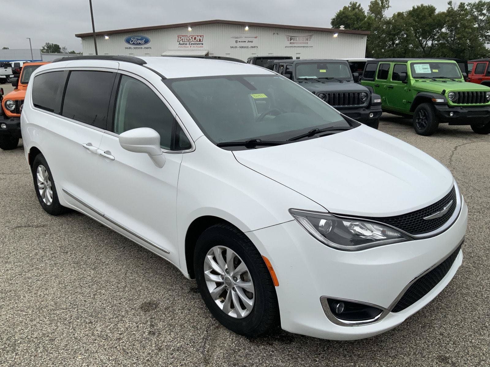 Used 2017 Chrysler Pacifica Touring-L FWD image 2