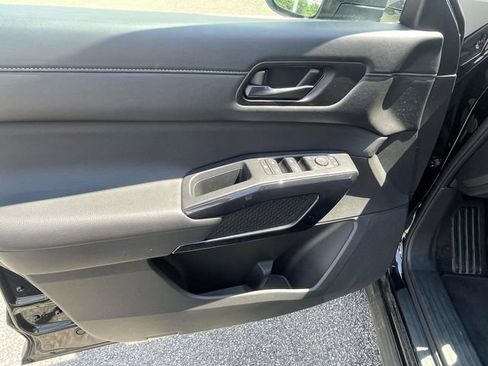 Used 2025 Nissan Pathfinder SV AWD/4WD image 16