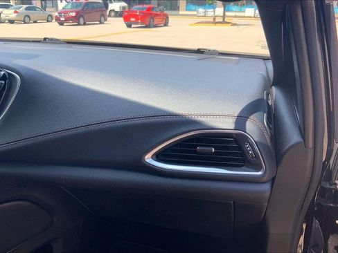 Used 2024 Chrysler Pacifica Pinnacle FWD image 16