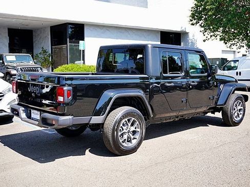 New 2025 Jeep Gladiator Sport S image 9