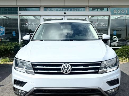 Used 2018 Volkswagen Tiguan SE w/ 18" Alloy Wheels Package FWD image 2
