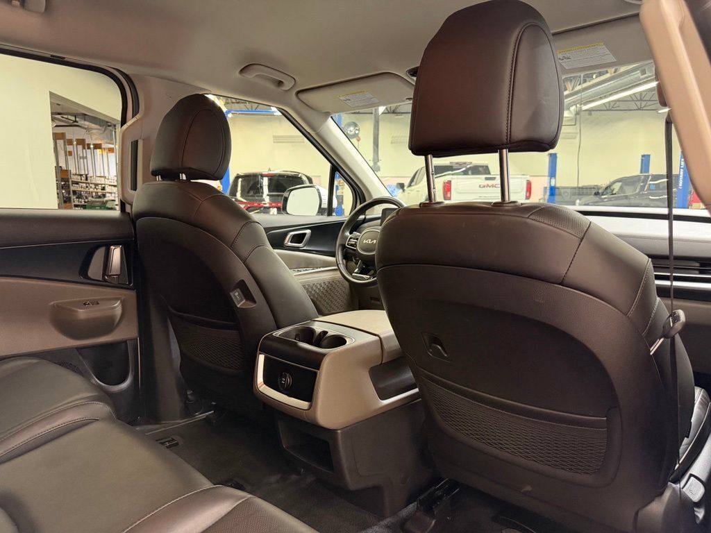 Used 2025 Kia Carnival FWD image 17