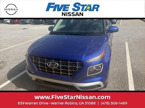 Used 2023 Hyundai Venue Limited FWD image 11