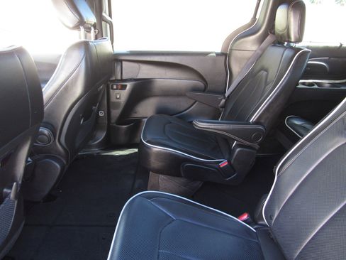 Used 2025 Chrysler Pacifica Limited image 16