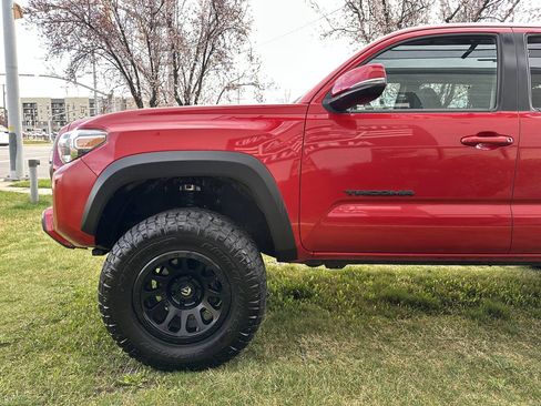 Used 2022 Toyota Tacoma TRD Off-Road w/ Technology Package AWD/4WD image 9