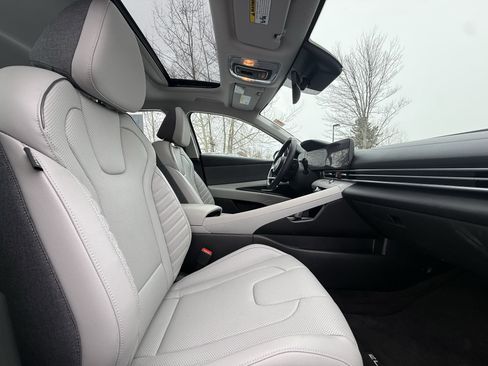 Used 2024 Hyundai Elantra Limited image 36