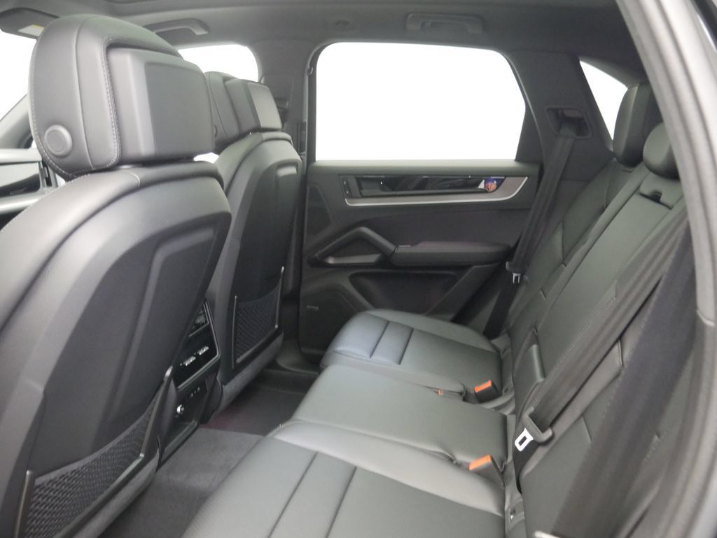 Certified 2026 Porsche Cayenne AWD/4WD image 24