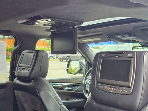Used 2018 Cadillac Escalade ESV Platinum AWD/4WD image 13
