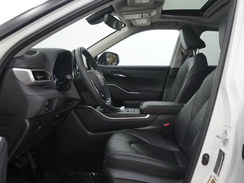 Used 2021 Toyota Highlander XLE AWD/4WD image 24
