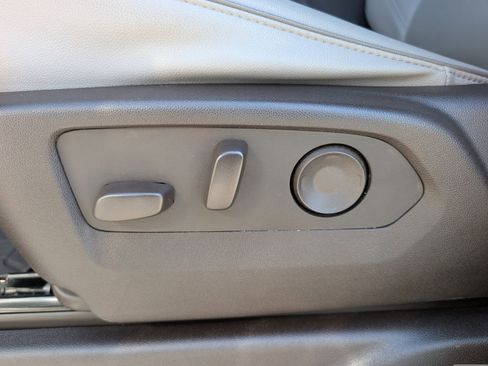 Used 2023 GMC Yukon SLT w/ SLT Luxury Package image 16