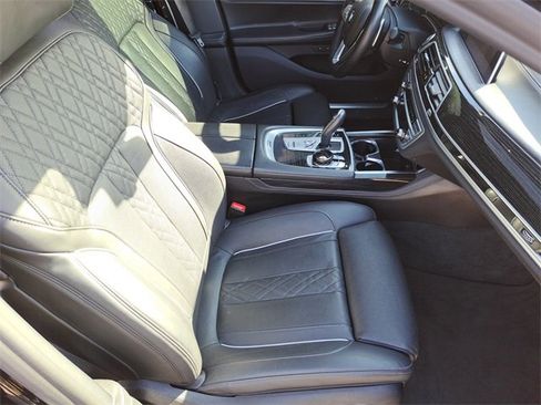 Used 2019 BMW 750i image 26