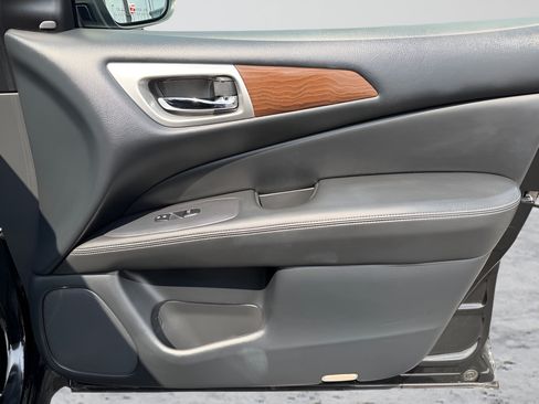 Used 2020 Nissan Pathfinder Platinum FWD image 37