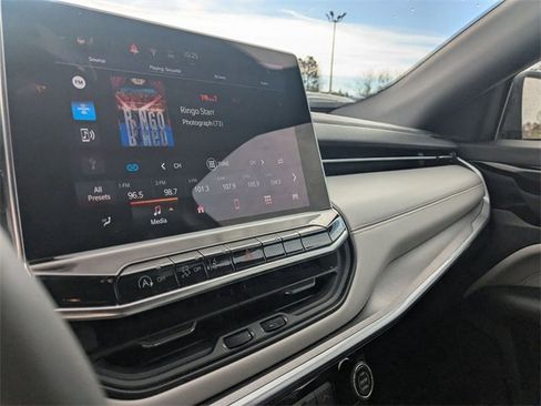 Used 2024 Jeep Compass Limited image 23