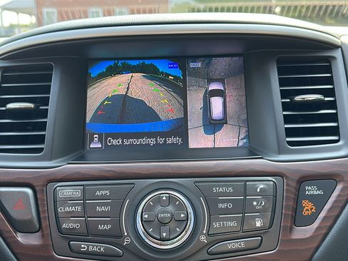 Used 2018 Nissan Pathfinder Platinum AWD/4WD image 22