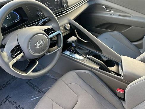 Certified 2025 Hyundai Elantra SE image 10