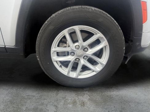 Used 2023 Jeep Grand Cherokee L Laredo image 30