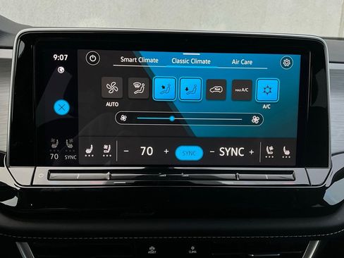 Used 2025 Volkswagen Atlas Cross Sport SE image 30