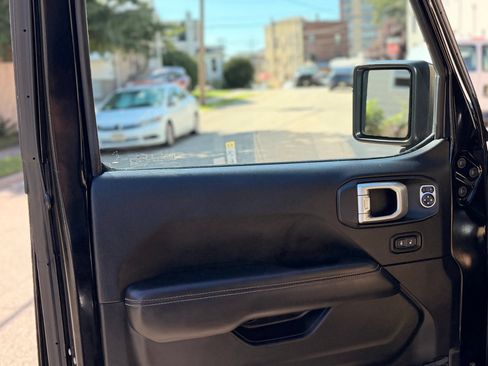 Used 2019 Jeep Wrangler Unlimited Sahara AWD/4WD image 11