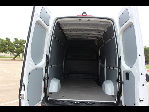 Used 2025 Mercedes-Benz Sprinter 2500 image 8