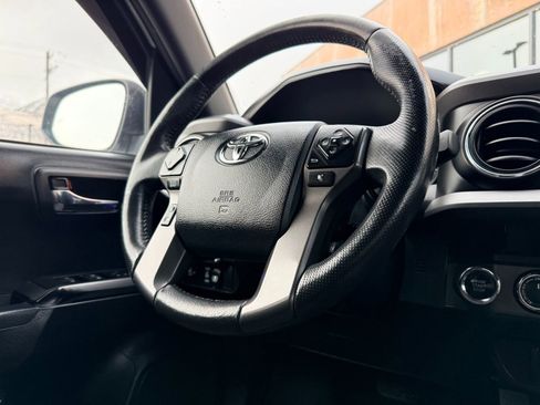 Used 2017 Toyota Tacoma TRD Off-Road w/ Premium & Technology Package image 9