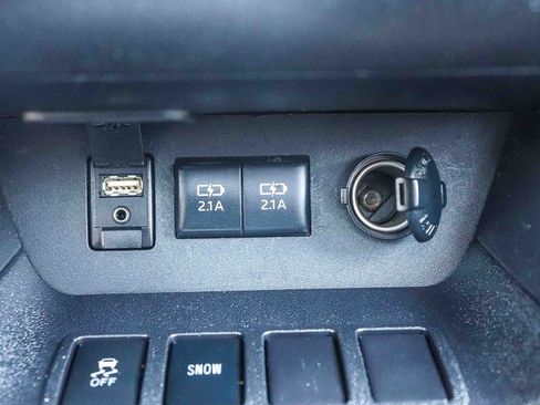 Used 2017 Toyota Highlander LE w/ Carpet Mat Package FWD image 30