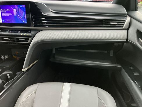 Used 2025 Toyota Camry SE w/ Convenience Package FWD image 15