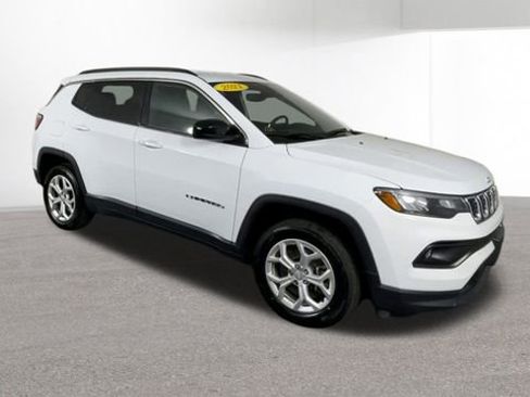 Used 2024 Jeep Compass Latitude image 2