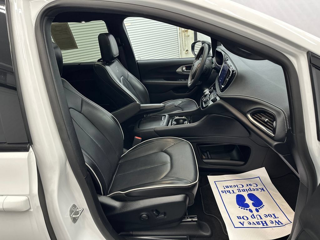 Used 2025 Chrysler Pacifica Limited FWD image 15
